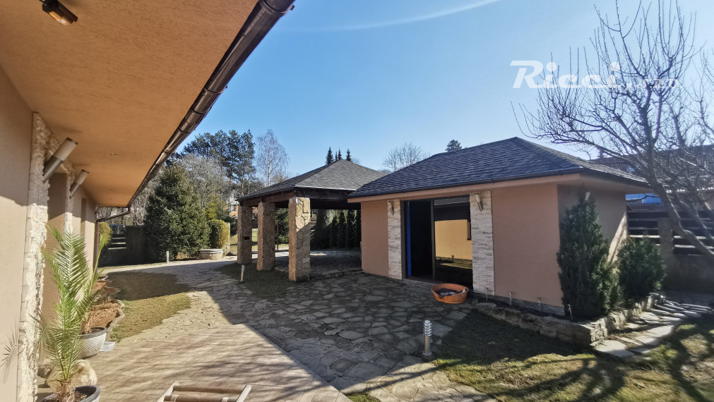REZERVOVANÉ Na predaj 5 izbový bungalov s bazénom v obci Sokoľ časť Uhrinč 12 km od Košíc